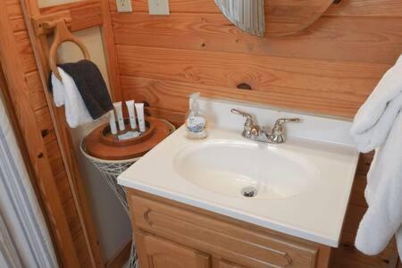 Cuddles, 1 Bedroom Studio, Walk To Downtown And Hiking Trails! Gatlinburg Exterior photo
